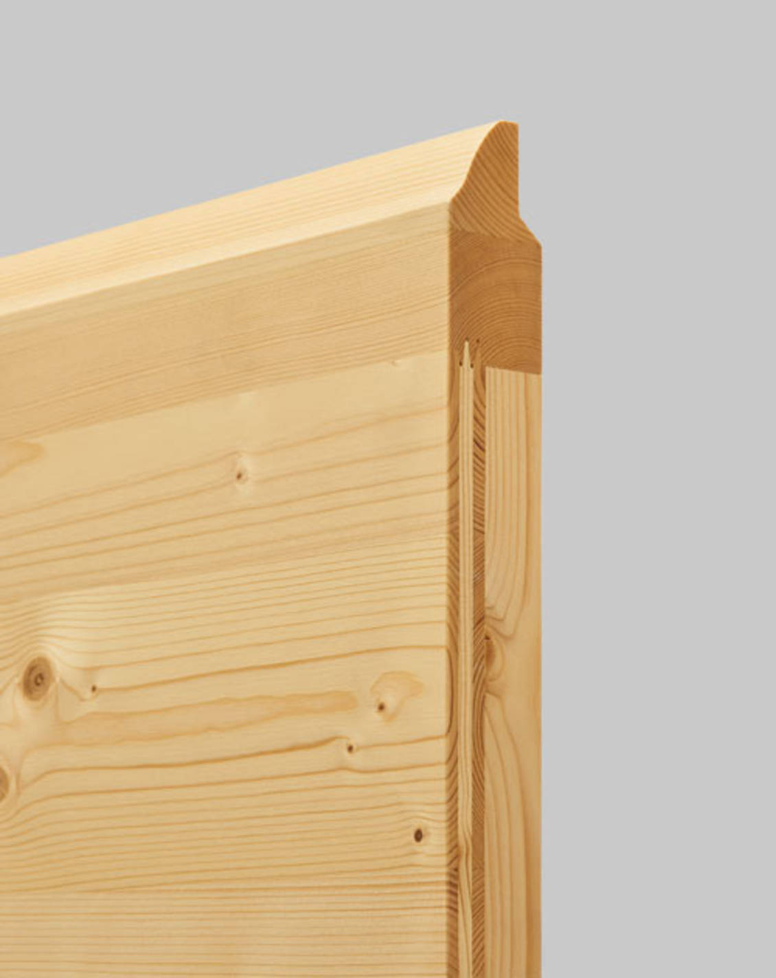 Ворота из панелей массивной древесины идеально подходят для деревянных домов или зданий с многочисленными деревянными элементами, например, фахверк или элементы фасада. 